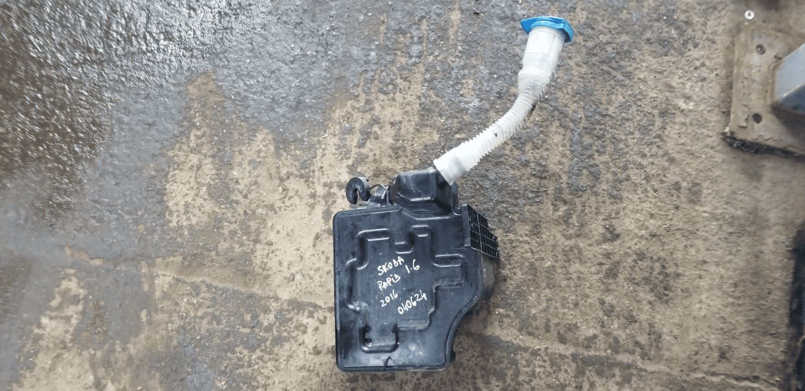 SKODA RAPID 2016 WINDSCREEN WASHER BOTTLE 6R0955453D - Image 4