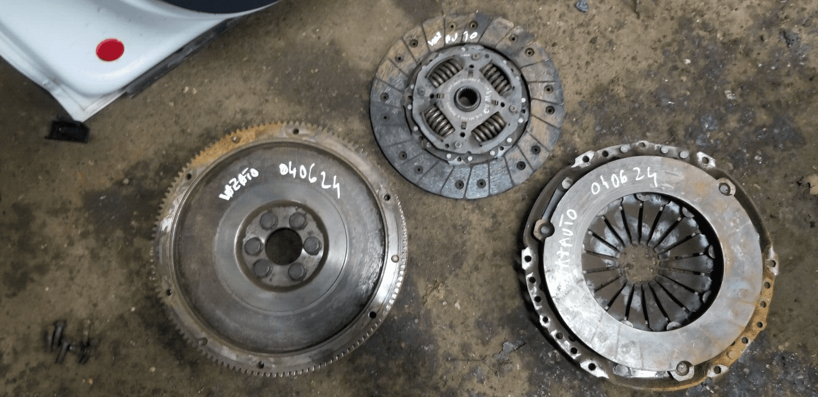 SKODA RAPID SPACEBACK SE TECH TDI FLYWHEEL AND CLUTCH KIT 2016