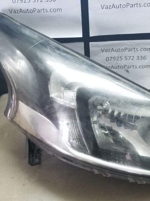 Front view of Vauxhall Vivaro 2015 driver side headlight 260108099R