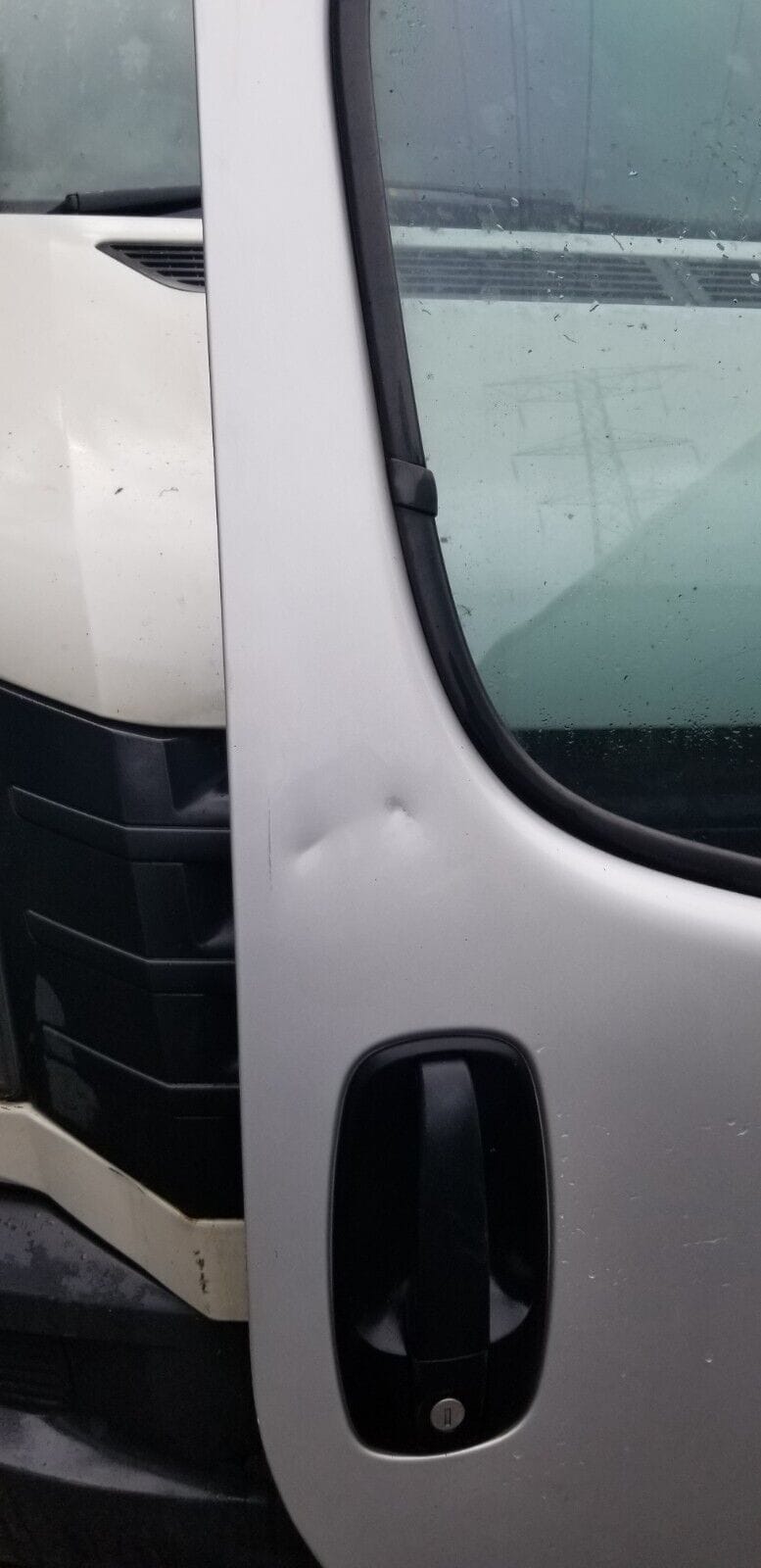 VAUXHALL VIVARO DRIVER SIDE DOOR SILVER - Image 3