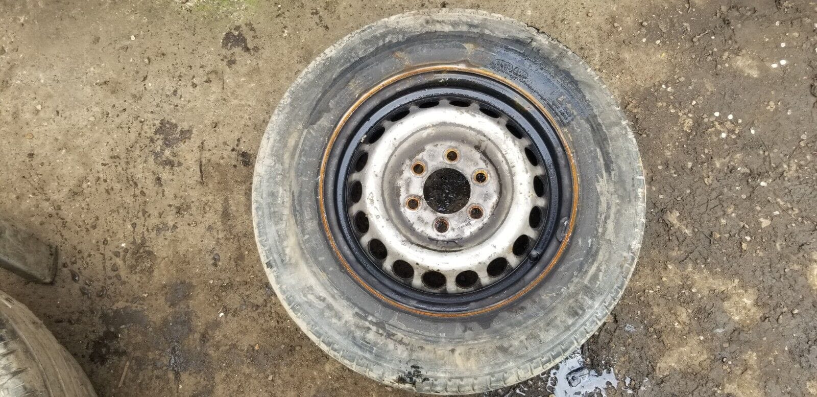 VW Crafter 235/65R16C wheel and tyre assembly