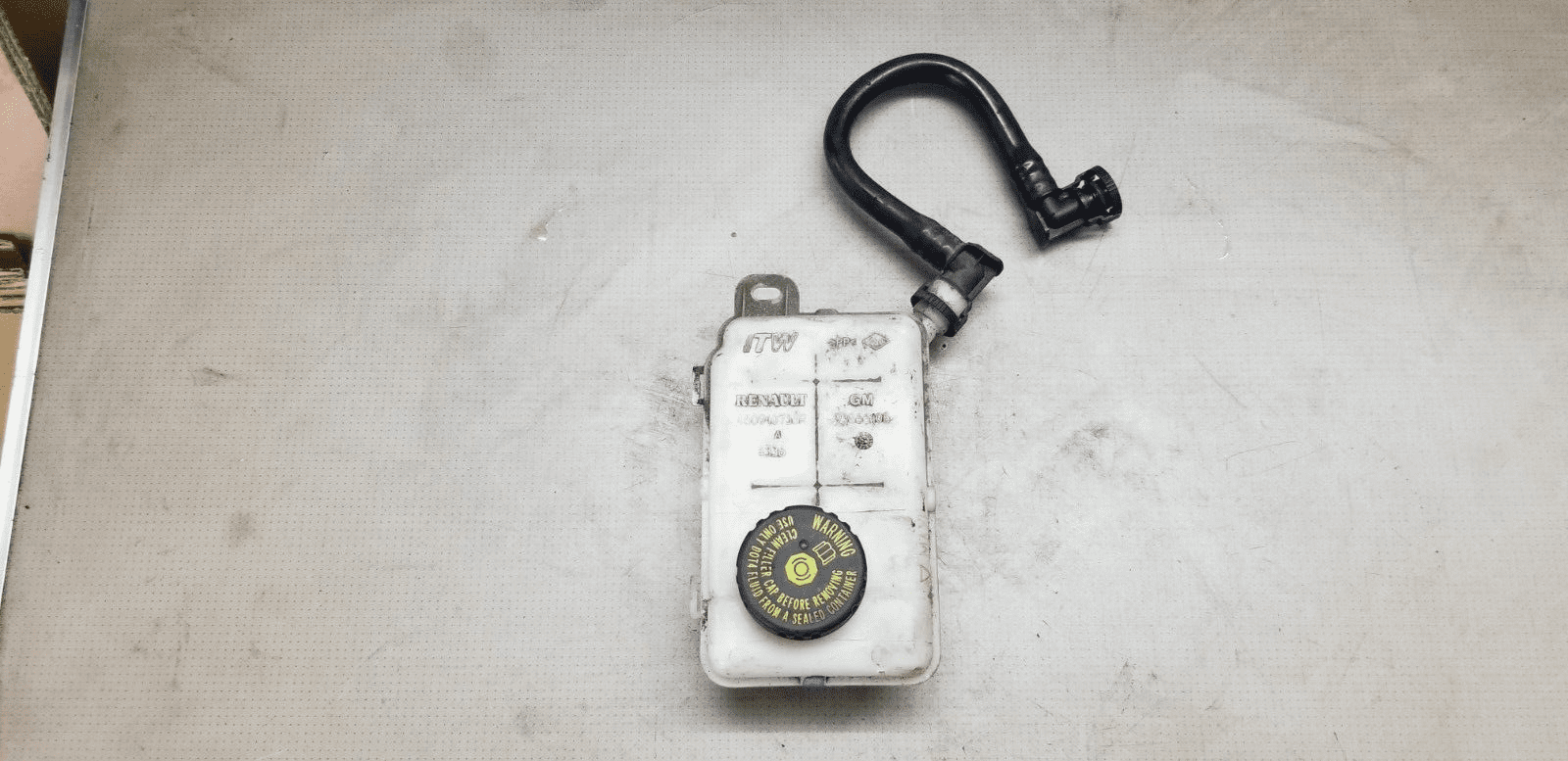 Vauxhall Vivaro Renault Trafic 14-18 Brake fluid reservoir tank bottle 93866108 - Image 3